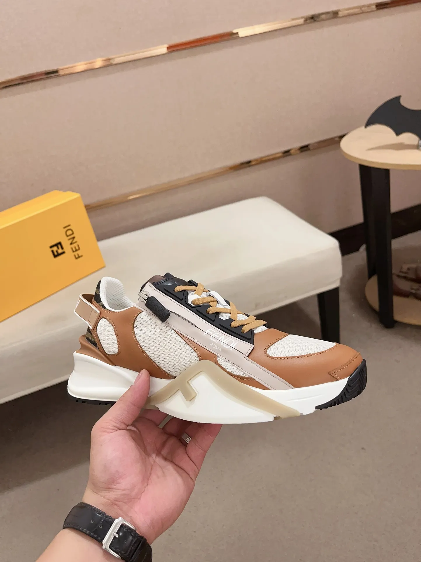Men's shoes💰: 540💰(Higher version) [Fendi] Fendi's latest casual shoes for men! Available at counters simultaneously! A one-to-one replica of the original. Made entirely of imported top-grain calfskin, the interior is made of top-grain water-dyed cowhide, and the original factory-supplied rubber outsole. Leading new fashion concepts. Matching code: 38-44. 45 can be customized and non-returnable!